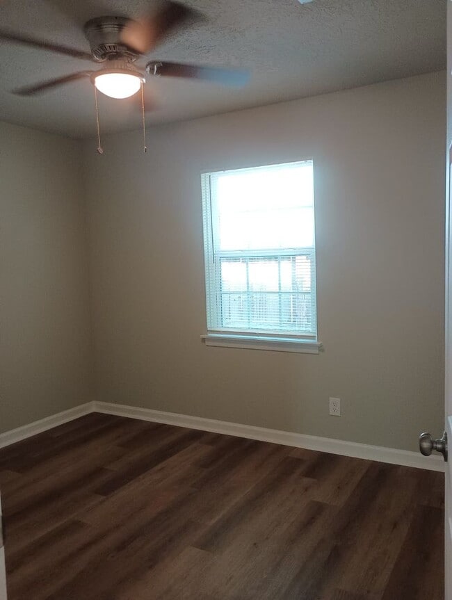 Building Photo - 3-bedroom, 1-bathroom home located inSouth...