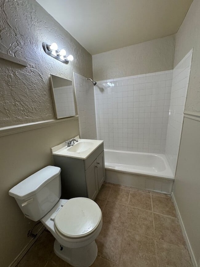 Building Photo - 2 bed 1 bath in OKC! New paint and ready f...