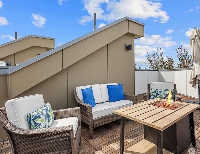Building Photo - Greenwood Townhome