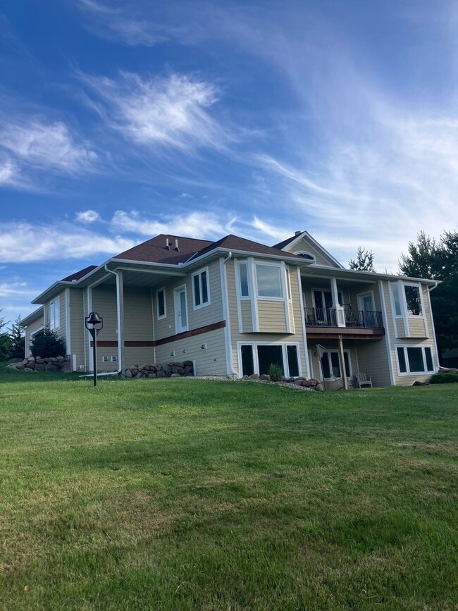 Building Photo - 220 Meadow Woods Dr