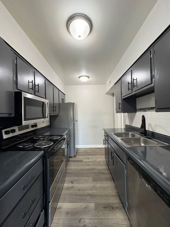 Building Photo - Remington On Rockville Living