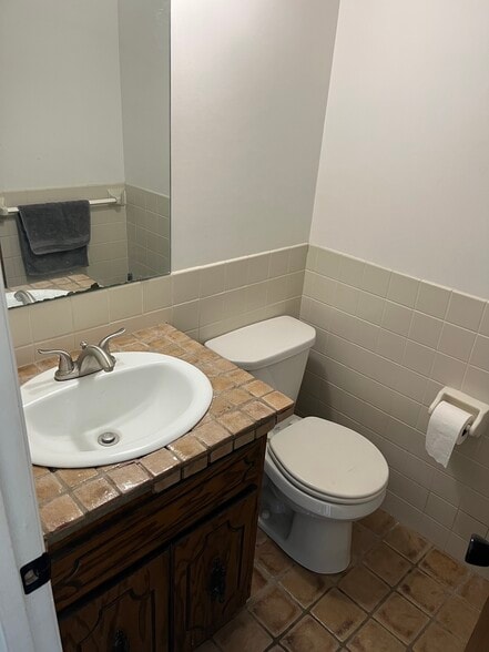 Building Photo - 127 Hillview Ln