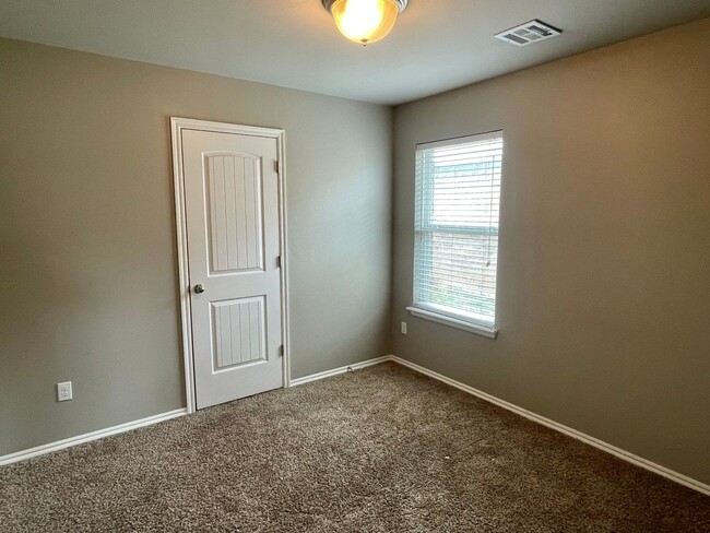 Building Photo - Beautiful 4 bed Bedroom Home in Mustang Sc...