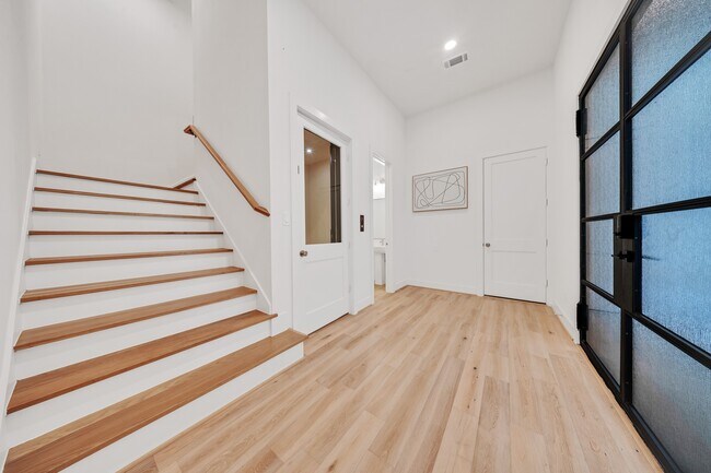 Building Photo - 1135 Lake Pointe Pkwy