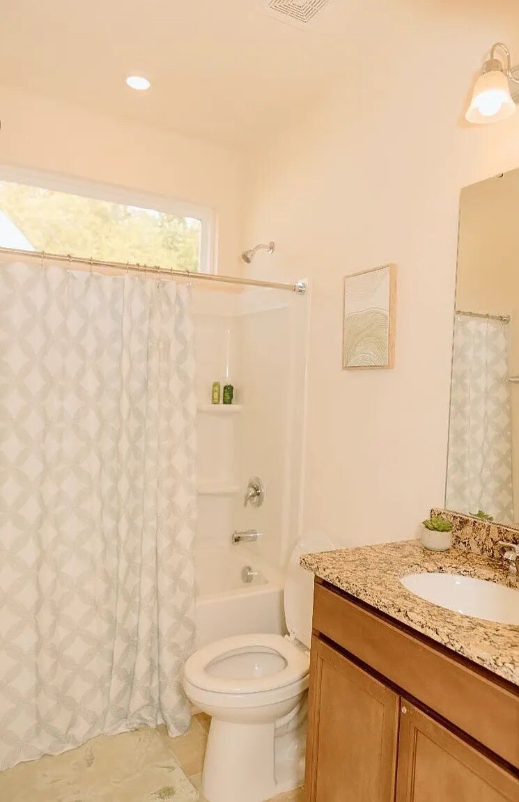 Building Photo - Room in House on Okeechobee Ct