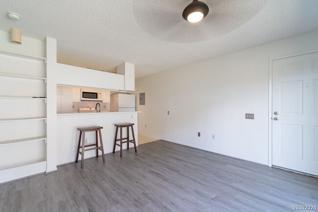 Building Photo - Cozy Ground Floor 1BR/1BA/1PKG unit in Sun...