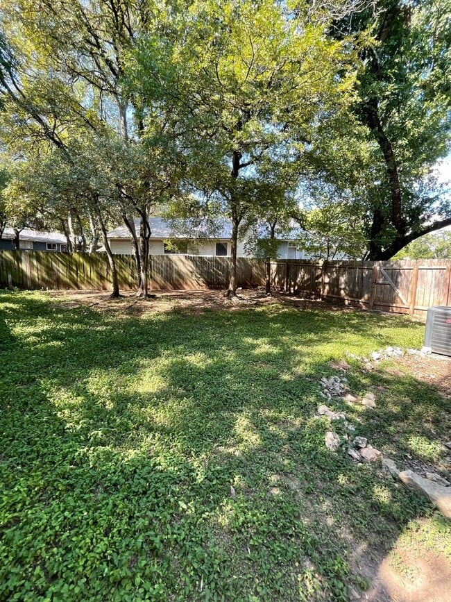 Building Photo - 2101 Granberry Dr