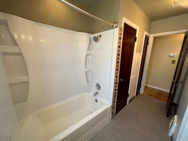 Building Photo - 4 bed 2 bath home centrally located