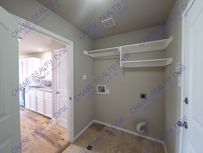 Building Photo - "Charming 3-Bedroom Retreat with 2 Full Ba...