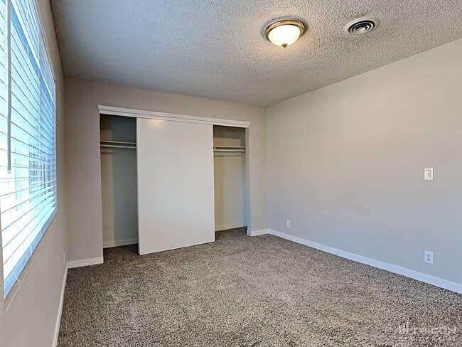 Building Photo - 1373 Hobart Dr