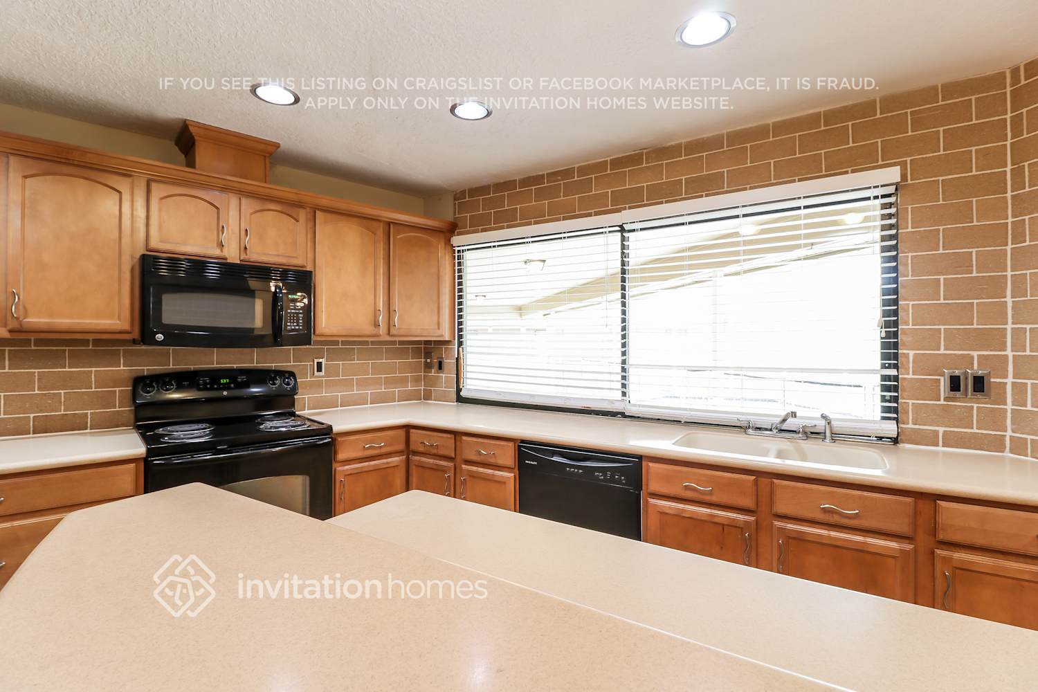 Building Photo - 5461 Oakridge Dr