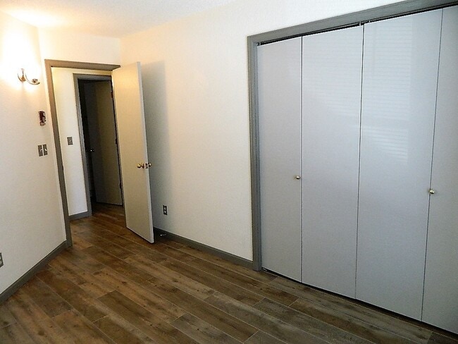 Building Photo - 559 Rainbow Vlg