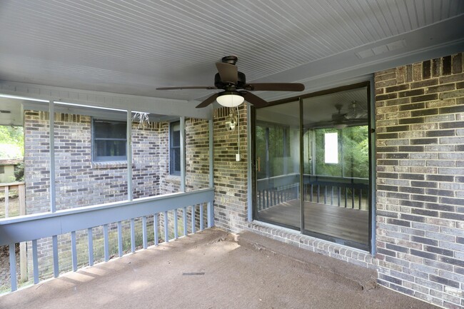 Building Photo - 806 Club Ln