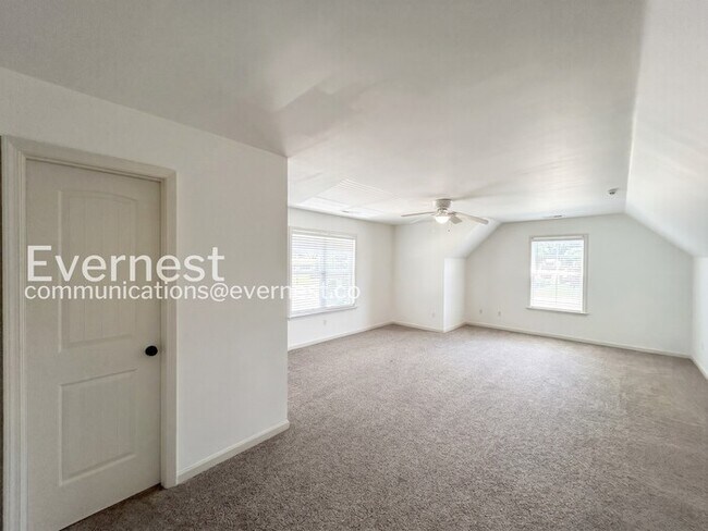 Building Photo - 4 Bed/2.5 Bath Home with Garage / Pet-Friendly / Vouchers Accepted / Available Now!
