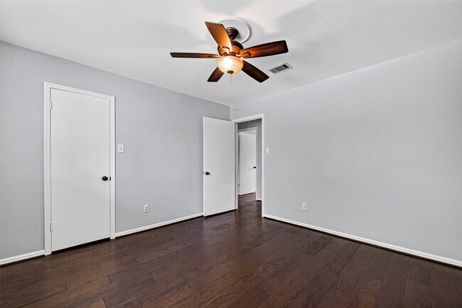 Building Photo - 811 Thicket Ln
