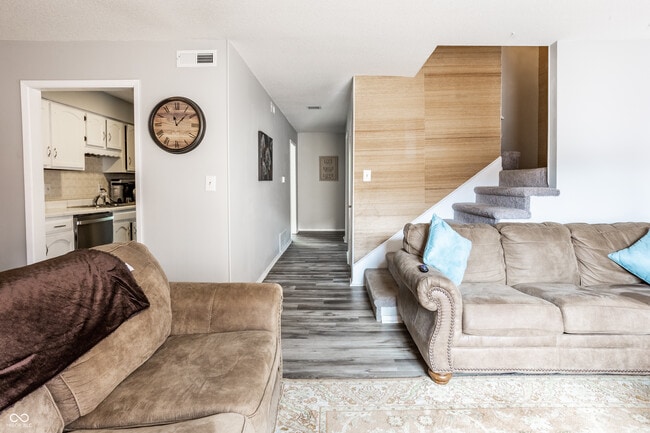 Building Photo - 5516 Greenview Dr