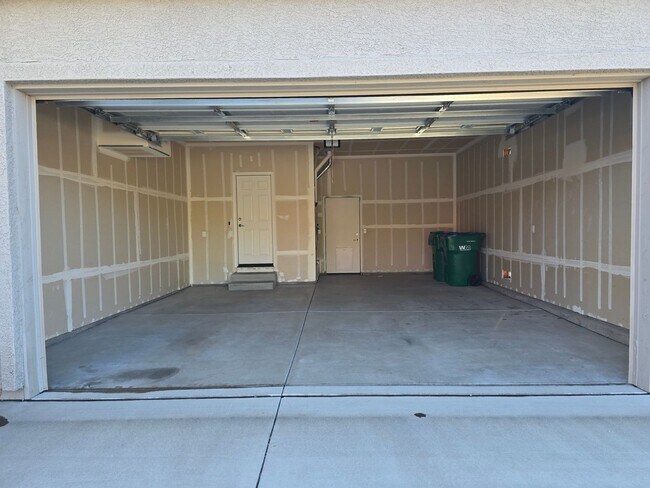 Building Photo - Fabulous home in a gated community with over 1500 sq ft, open floor plan, 3 bed, 2.5 bath