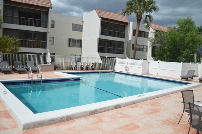 Building Photo - 303 Racquet Club Rd