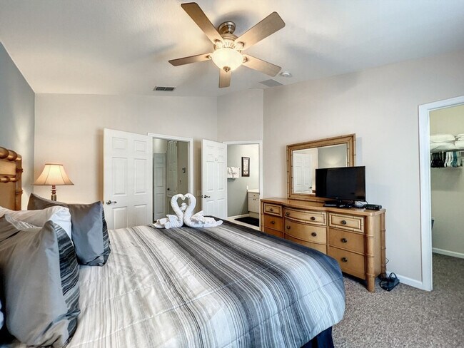 Building Photo - 2421 Silver Palm Dr