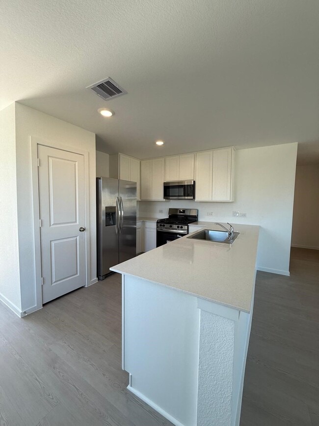 Building Photo - 3093 Fantasy Ter Dr