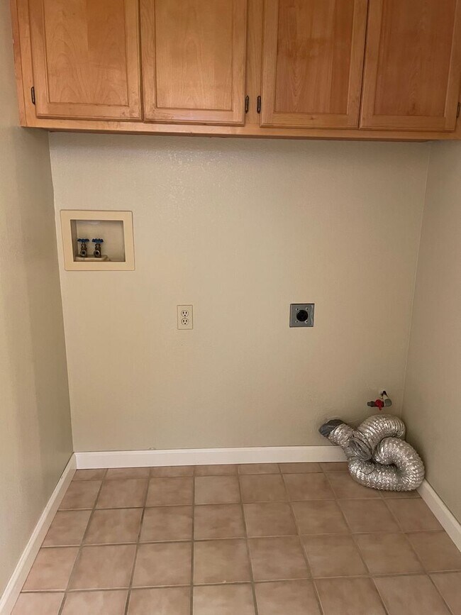 Building Photo - 4 bedroom 3 full bath Windsor Home!