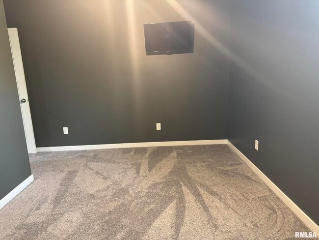 Building Photo - 18 Elmwood Dr