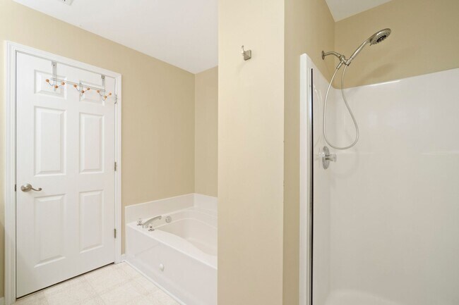 Building Photo - Located in Highland Creek