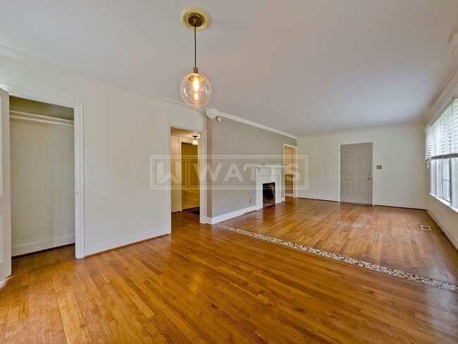 Building Photo - Charming 2BR/1BA Bungalow in Crestwood South