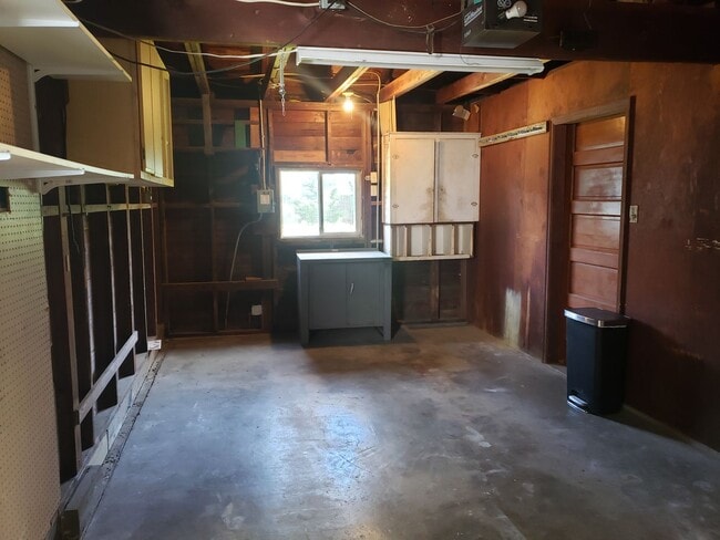 Building Photo - Unique Forest Grove Ranch with Large Backyard