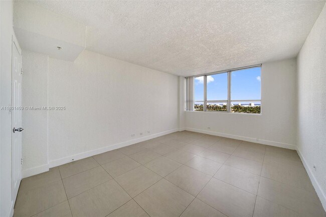 Building Photo - 1500 Bay Rd