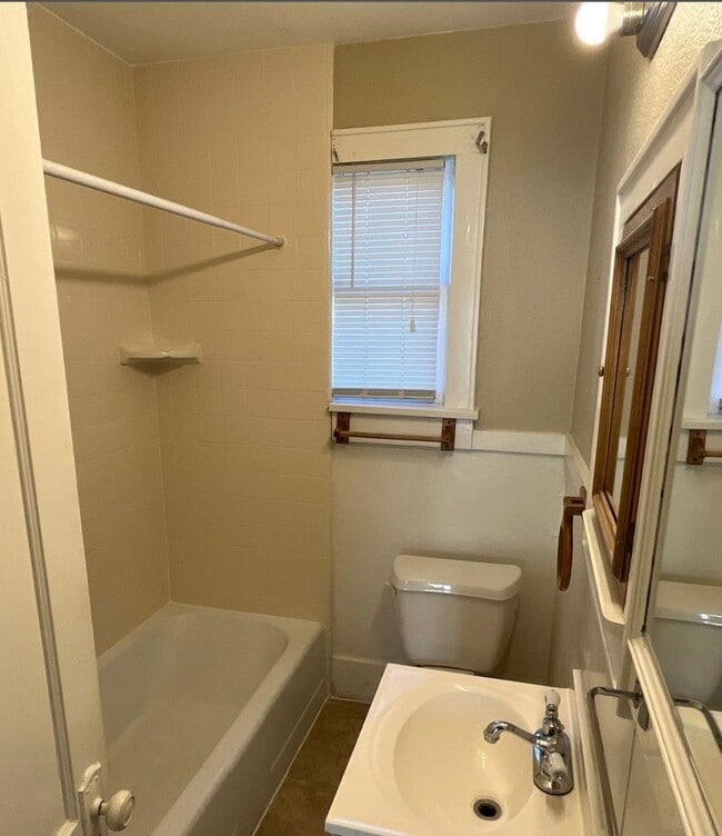 Building Photo - 1 bedroom 1 bath, Bethany Schools- Now Available