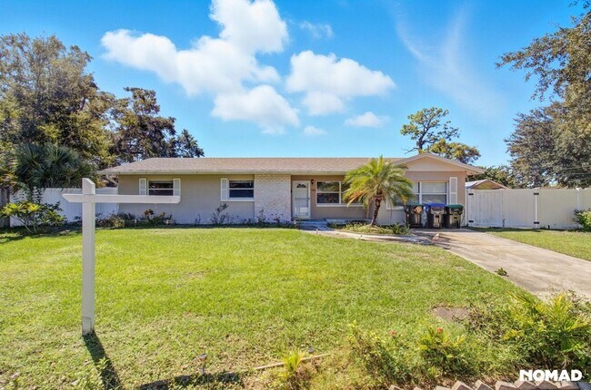 Building Photo - Updated, Large yard, quiet neighborhood, and convenient location