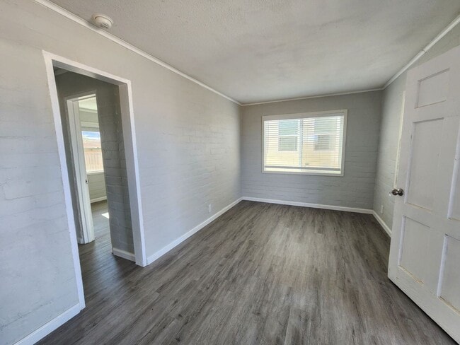 Building Photo - 6637 Oasis Ave