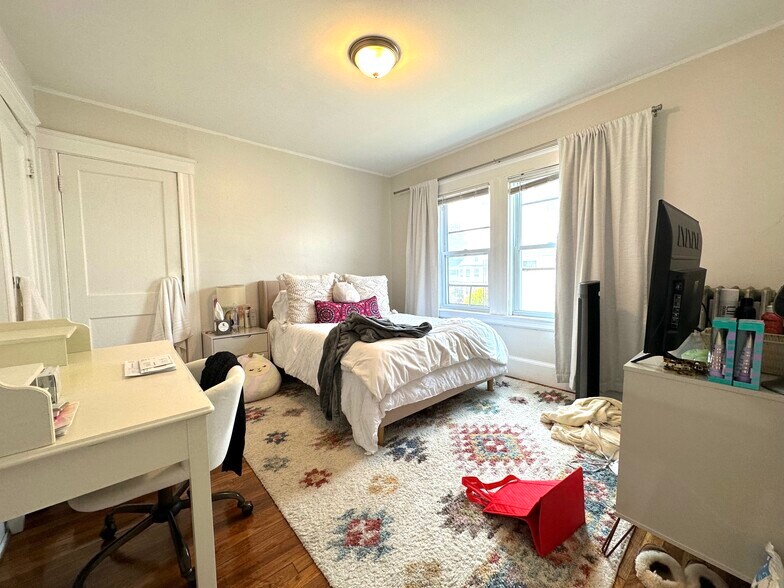 Building Photo - 26 Larose Pl