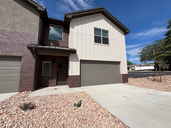 Building Photo - HURRICANE TOWNHOME FOR RENT!