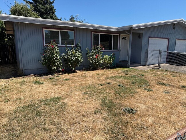 Building Photo - Updated single level 2 bed/1 bath duplex in Springfield!