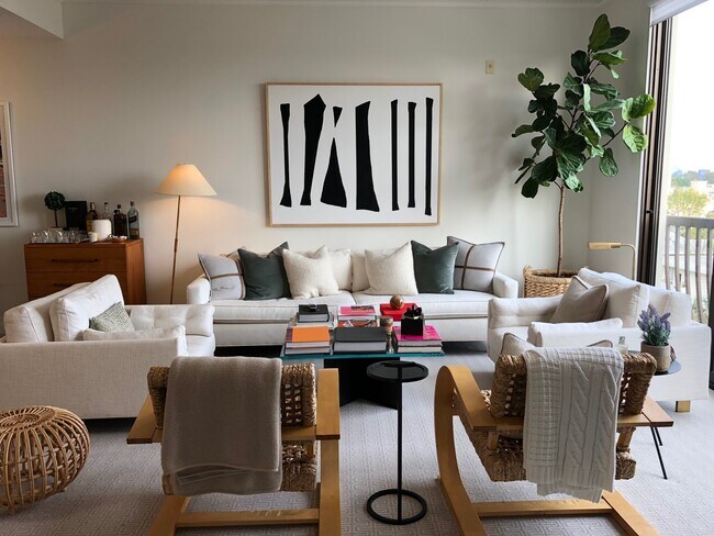 Spacious and light living room - 11847 Gorham Ave
