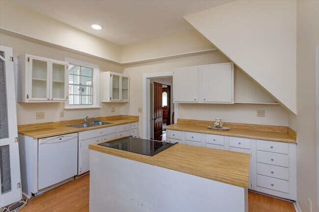 Building Photo - Mid term historic furnished rental