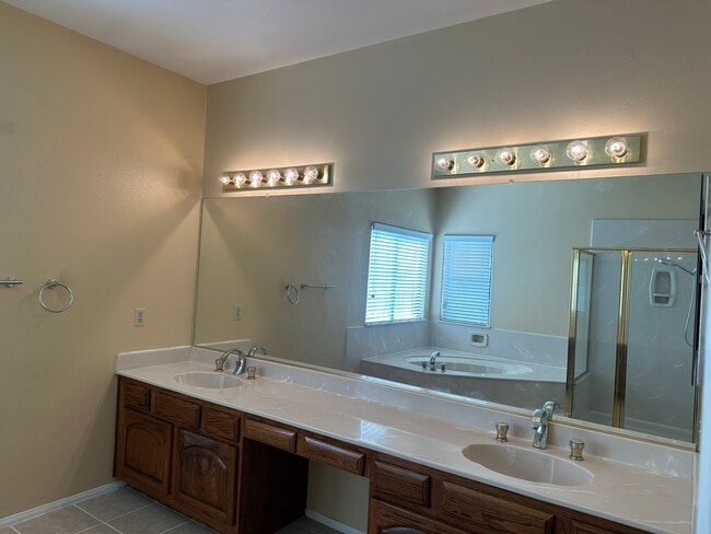 Building Photo - 42263 Valley Vista Dr