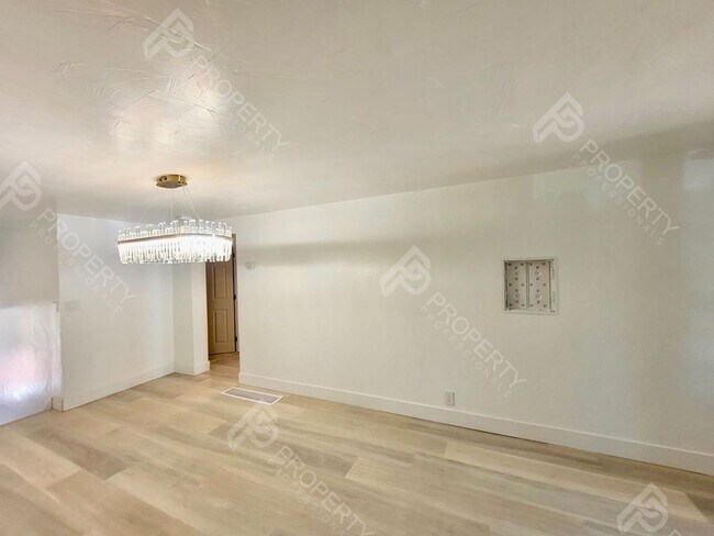 Building Photo - 4 Bedroom Home in Downtown Rifle for Rent