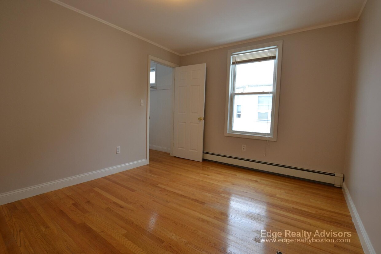 Building Photo - 15 Montfern Ave
