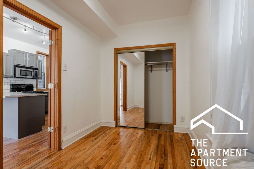 Building Photo - 2110 N Oakley Ave