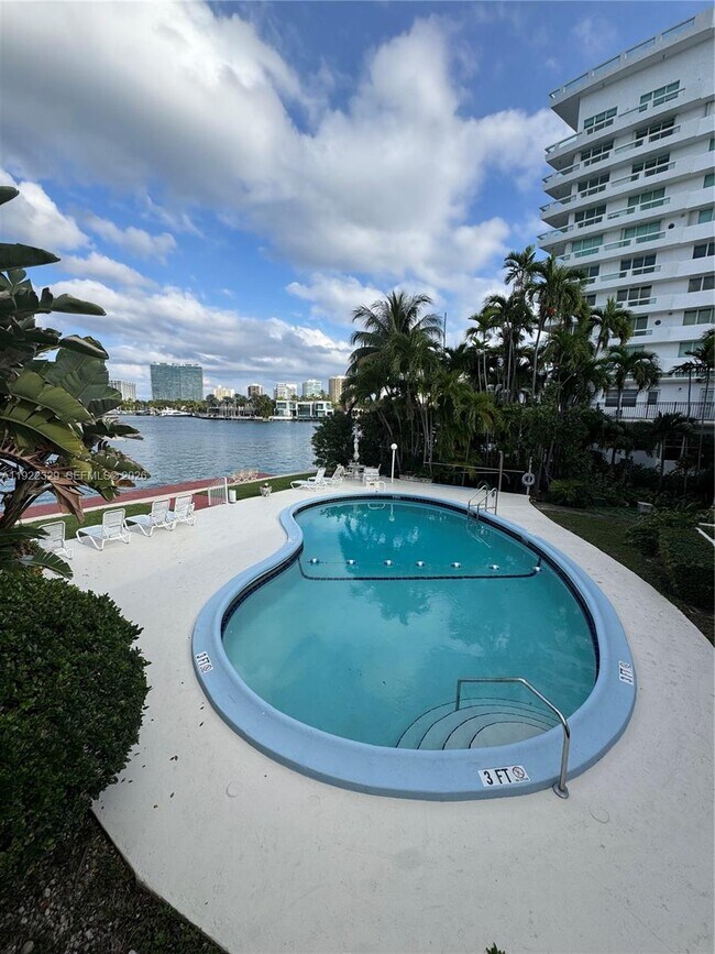 Building Photo - 10281 E Bay Harbor Dr