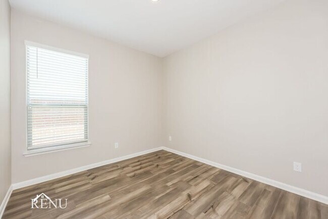 Building Photo - 2028 Hialeah Dr