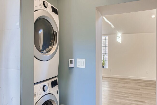 Building Photo - Congress Park – Beautiful High-End Studio