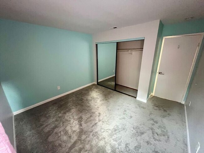 Building Photo - Beautiful 3-Bedroom Condo in Villas at Cal...