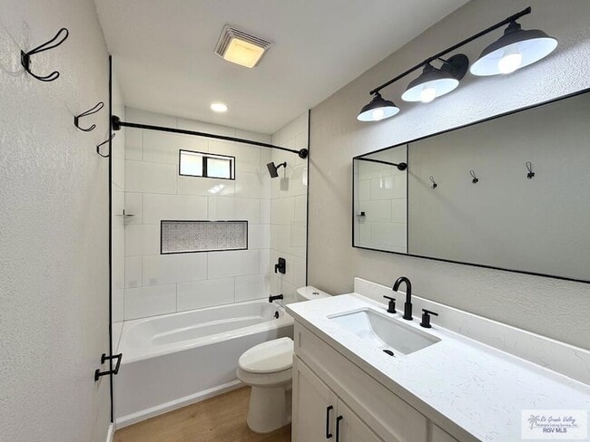 Building Photo - 35059 Anaqua Dr