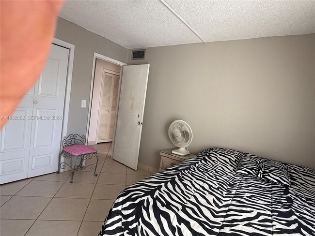 Building Photo - 6500 Kendale Lakes Dr