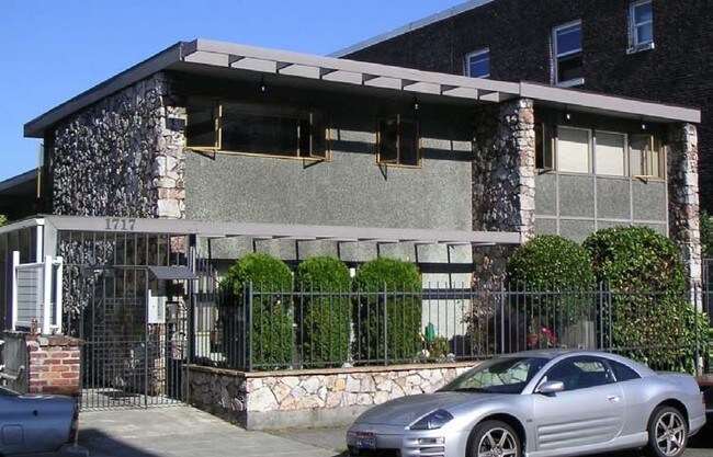 Building Photo - Summit 1717 Apartments