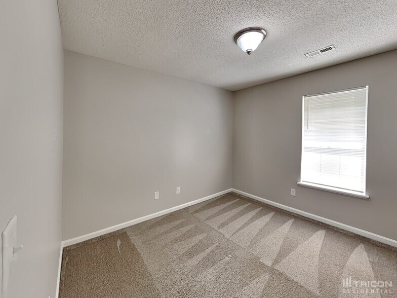 Building Photo - 102 Coventry Dr